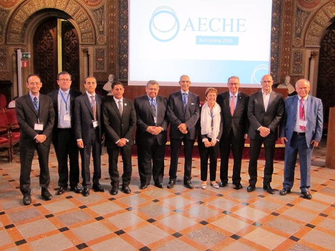 Representantes institucionales árabes y europeos en la Conferencia Araboeuropea