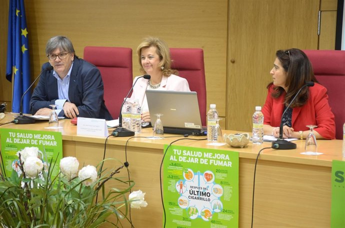 Teresa Vega (c) en las jornadas sobre tabaquismo.