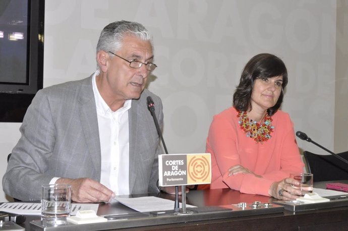 Antonio Suárez y Elena Allué en la rueda de prensa.