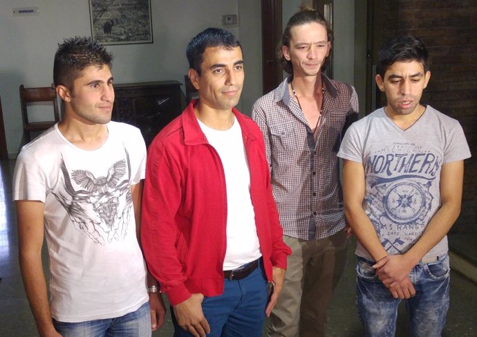 Cuatro de los nueve refugiados llegados a Zaragoza desde Grecia.