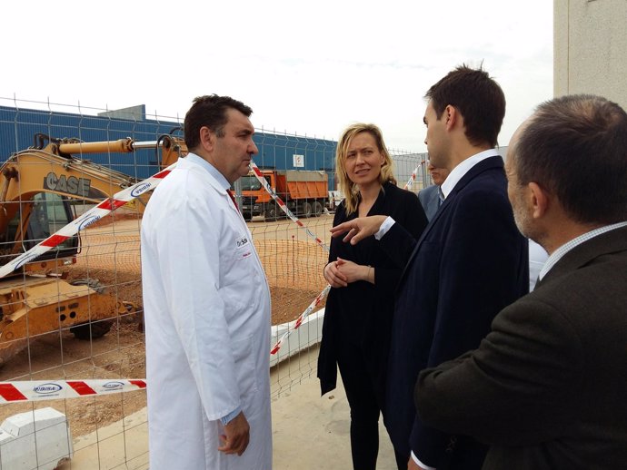 Marta Gastón visita la planta de la empresa Dr. Schär en Aragón.