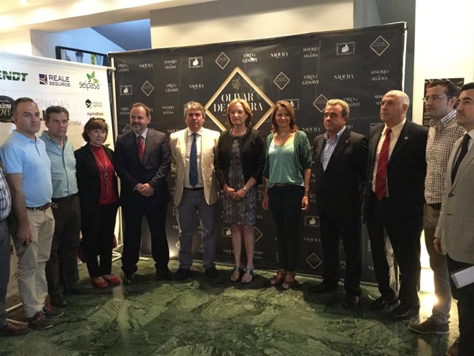 Carmen Ortiz (c), en las jornadas sobre olivar de montaña.