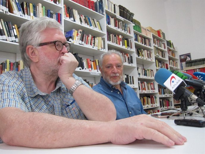 Monereo (en primer plano) junto a Julio Anguita