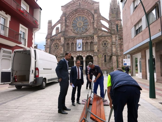 Instalación de mobiliario urbano en la calle Pablo Garnica