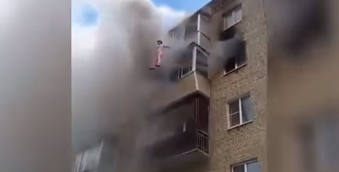 Familia rusa salta de un edificio en llamas