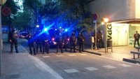 Culpan a las instituciones de la "permisividad" de los Mossos con los radicales en Gràcia