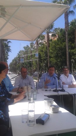 Hernando atiende a los medios en Almería