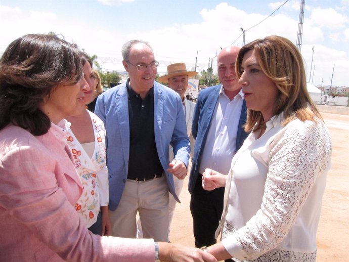 Susana Díaz saluda a su llegada a la Feria de Córdoba