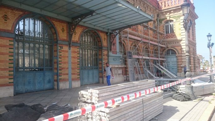 Andamios frente a la Estación de Ferrocarril de Almería