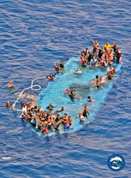 Embarcación volcada con unos 100 inmigrantes en el Mediterráneo