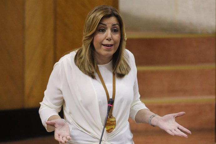 Susana Díaz responde a la oposición en la sesión de control del Parlamento