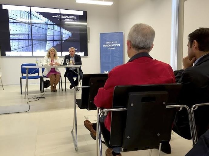 La delegada de Cultura, Lourdes Garrido, en jornada de archiveros.