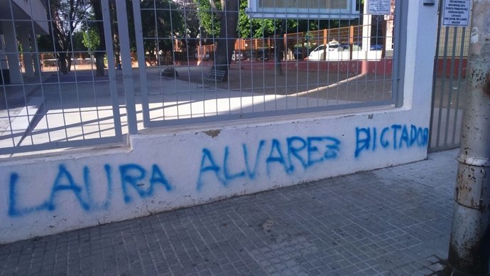 Pintadas contra una edil de Jerez en la fachada de un colegio