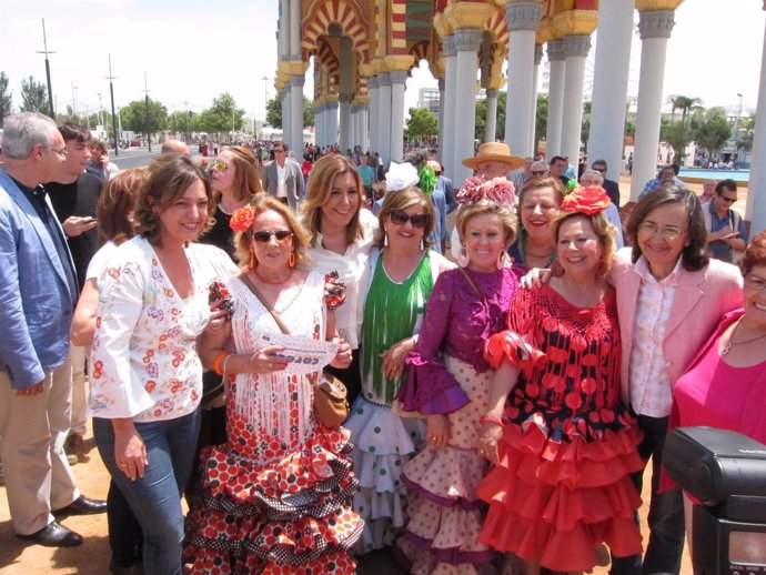 Díaz se fotografía con un grupo de mujeres en la Feria de Córdoba