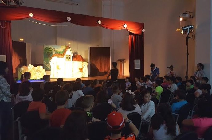 Un grupo de escolares asiste a la muestra de teatro