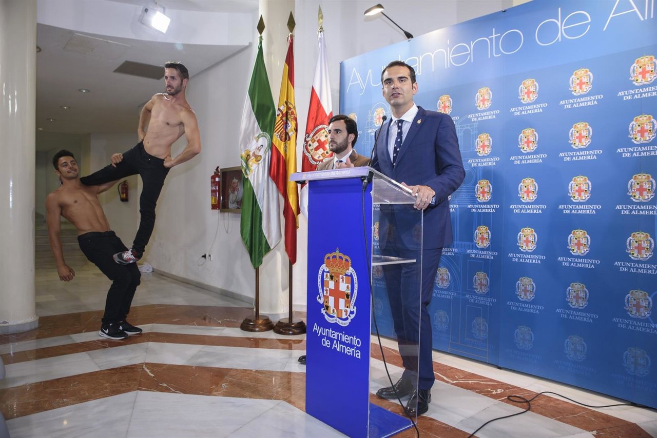 El alcalde presenta la programación de la Noche en Blanco