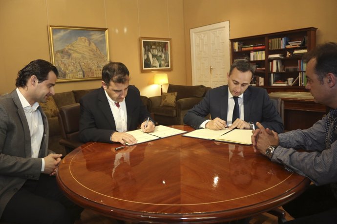 Dolón, Seva y Sánchez, durante la firma del convenio