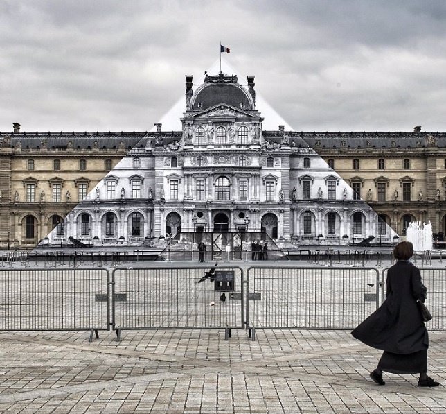 La pirámide del Louvre desaparece ante los ojos de este fotógrafo