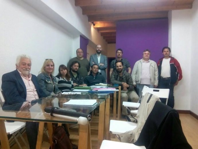 Julio Revuelta (Podemos) con los secretarios generales en los muninicipios