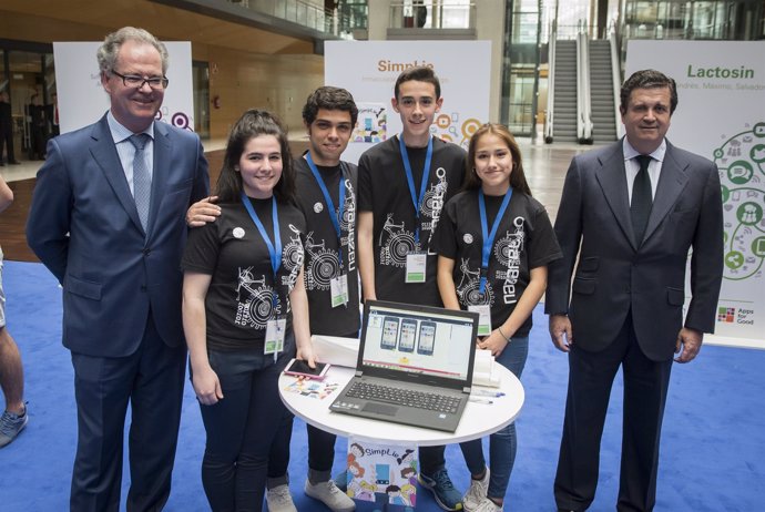 Estudiantes ganadores del Premio Fundación Endesa por la app SimpLie