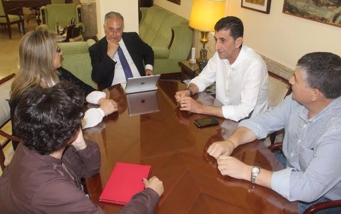 El subdelegado del Gobierno en Huelva, Enrique Pérez Viguera, con UGT.