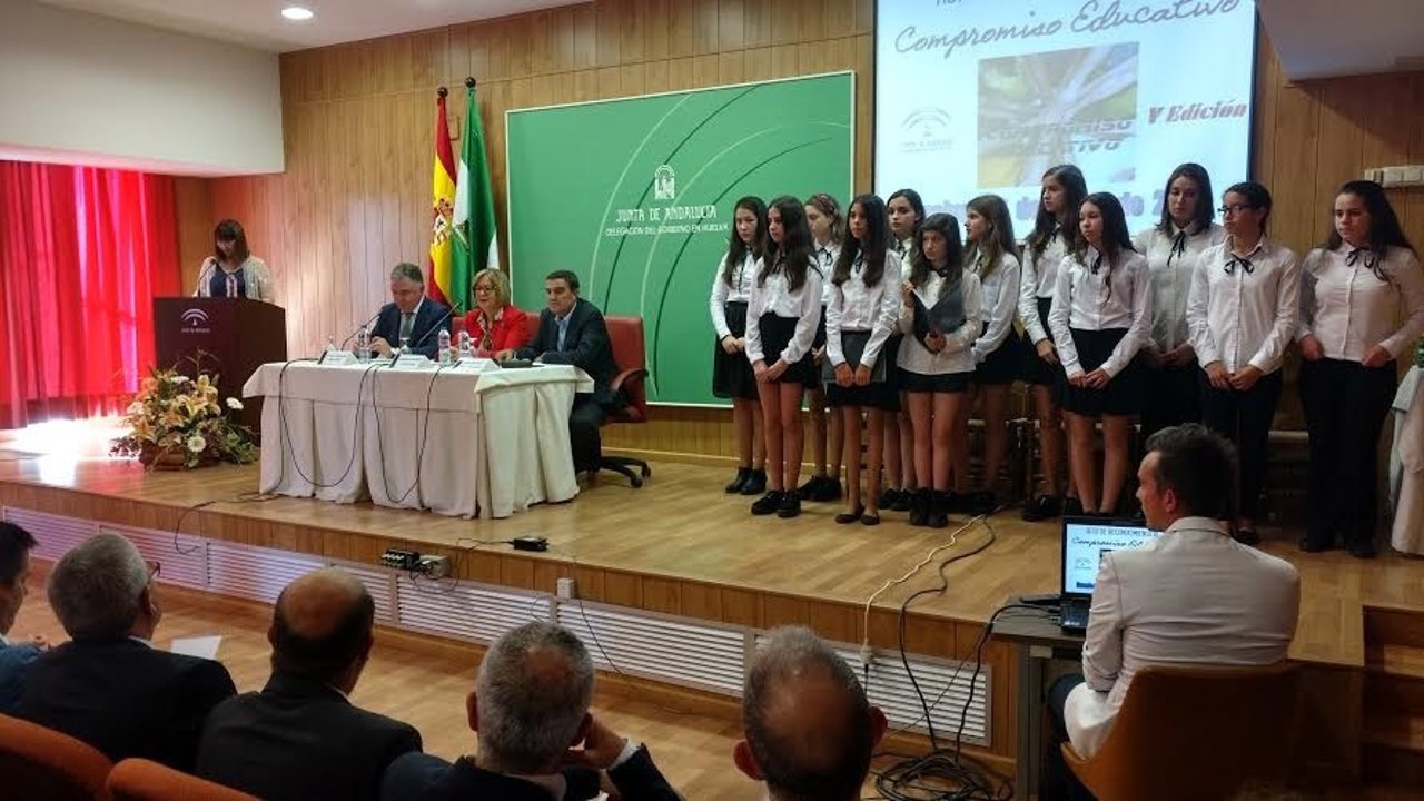 La consejera de Eduación, Adelaida de la Calle, entrega premios en Huelva.