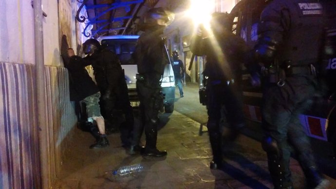 Registros de los Mossos en Gràcia tras el desalojo del Banc Expropiat