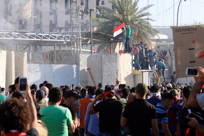 Anti-government protesters storm Baghdad's Green Zone