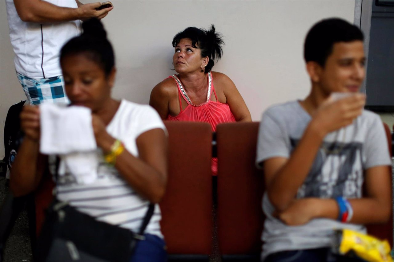 Migrantes cubanos esperan su vuelo a Ciudad Juarez (Mexico) en el aeropuerto de 