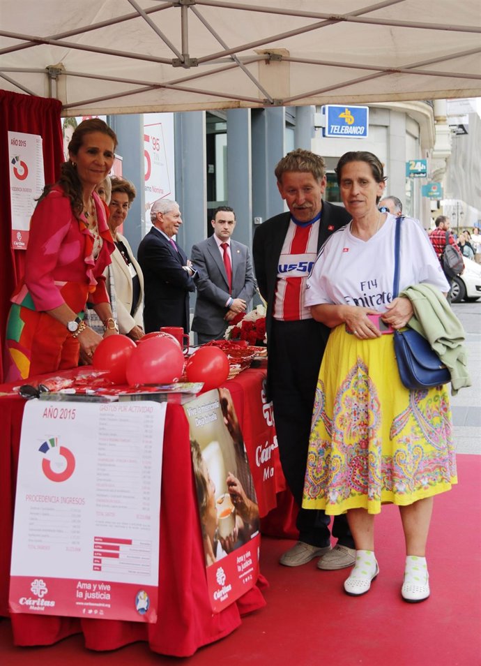 Infanta Elena con seguidores del Atlético de Madrid y del Real Madrid