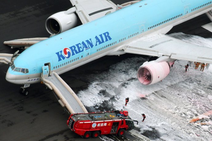 Evacuado un avión de Korean Air en Tokio por el incendio de un motor