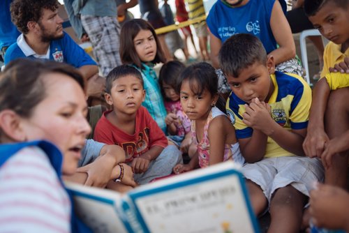 Niños afectados por el terremoto en Ecuador