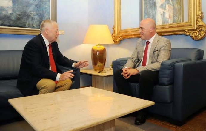 Antonio Ruiz (dcha.) y José Cosano durante la reunión mantenida