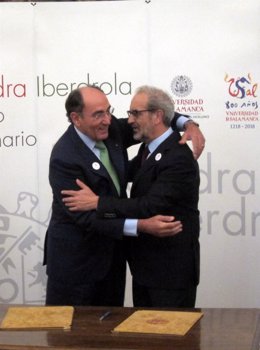 Sánchez Galán y Hernández Ruipérez se abrazan tras la firma