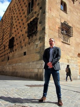 Jorge Lago delante de la Casa de las Conchas en Salamanca