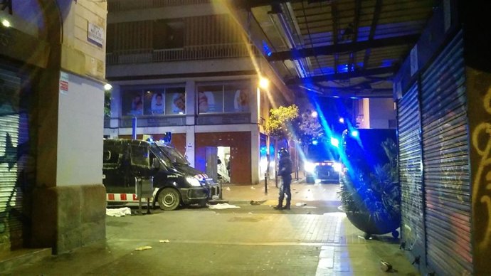 Patrullas de los Mossos d'Esquadra en Gràcia tras el desalojo del Banc Expropiat