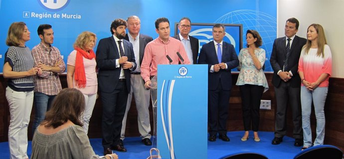 Teodoro García en rueda de prensa acompañado de otros miembros del PP