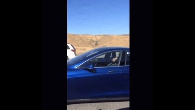 Conductor se duerme en un coche Tesla Model S