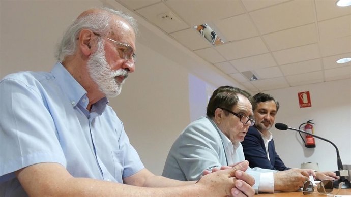 El libro 'La hierba de ayer' se ha presentado en la Sala Alfareros.