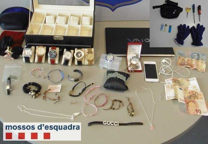 Los Mossos detienen a un hombre cuando salía de robar de una casa en Lleida