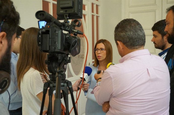 Ana Belén Castejón atiende a los medios