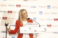 Cifuentes ve "un disparate" la querella "de radicales" por las Marchas del 22-M
