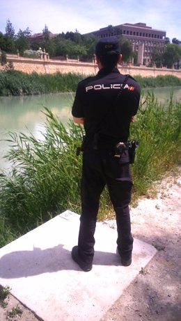Un agente de la Policía frente al río Segura