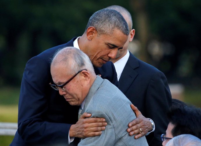Obama se abraza con un superviviente de la bomba atómica de Hiroshima