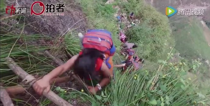 La aterradora escalada de estos niños para llegar a su escuela en China