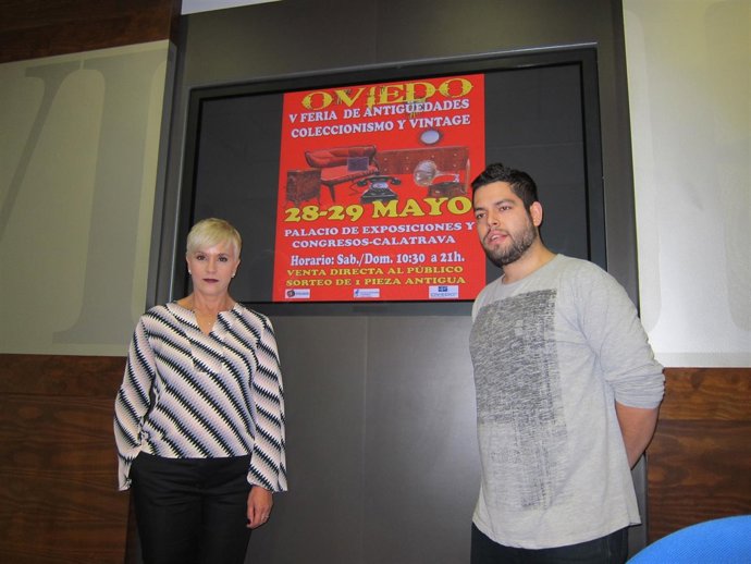 El concejal de Comercio Rubén Rosón y Mari Cruz Madrid, feria de Antigüedades