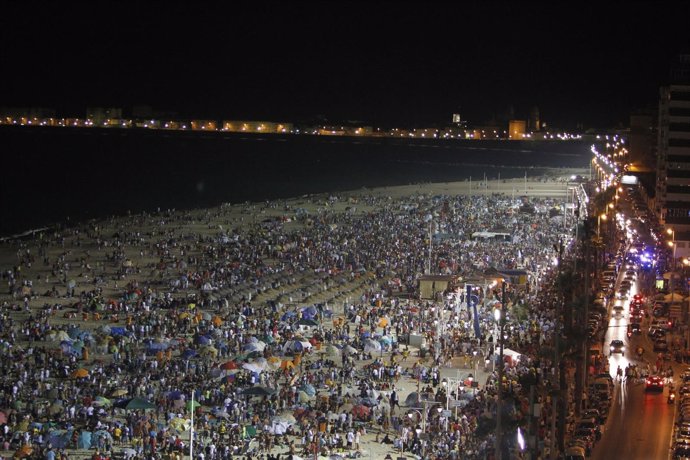 Barbacoas Del Carranza En La Playa En Cádiz