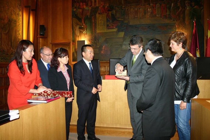 Juan Martínez Majo, Recibe A Una Delegación China De La Provincia De Leshan.