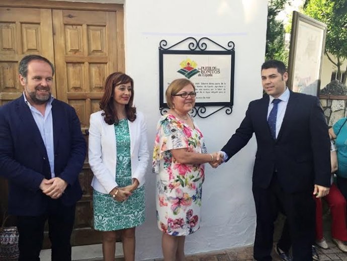 Autoridades durante la presentación del cartel