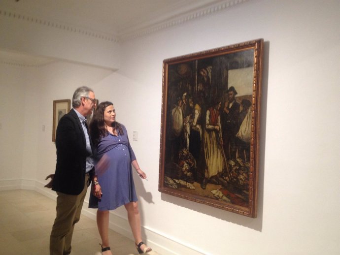 Miriam Díaz y Salvador Carretero contemplan una de las obras de Solana